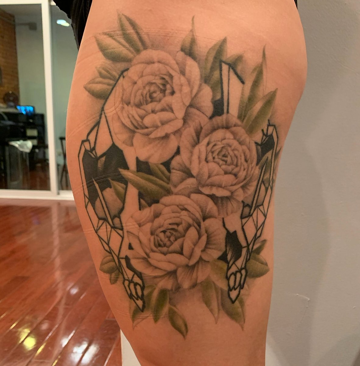 Hyenatattoos's tweet photo. Roses &amp; Geometry by @dolphintattoos 
#rosetattoo #roses #flowers #florals #floraltattoo #floral #flowertattoo #geometrictattoo #geometry #geometric #geometrictattoos #hyenatattoos https://t.co/eDPcX6fi5n