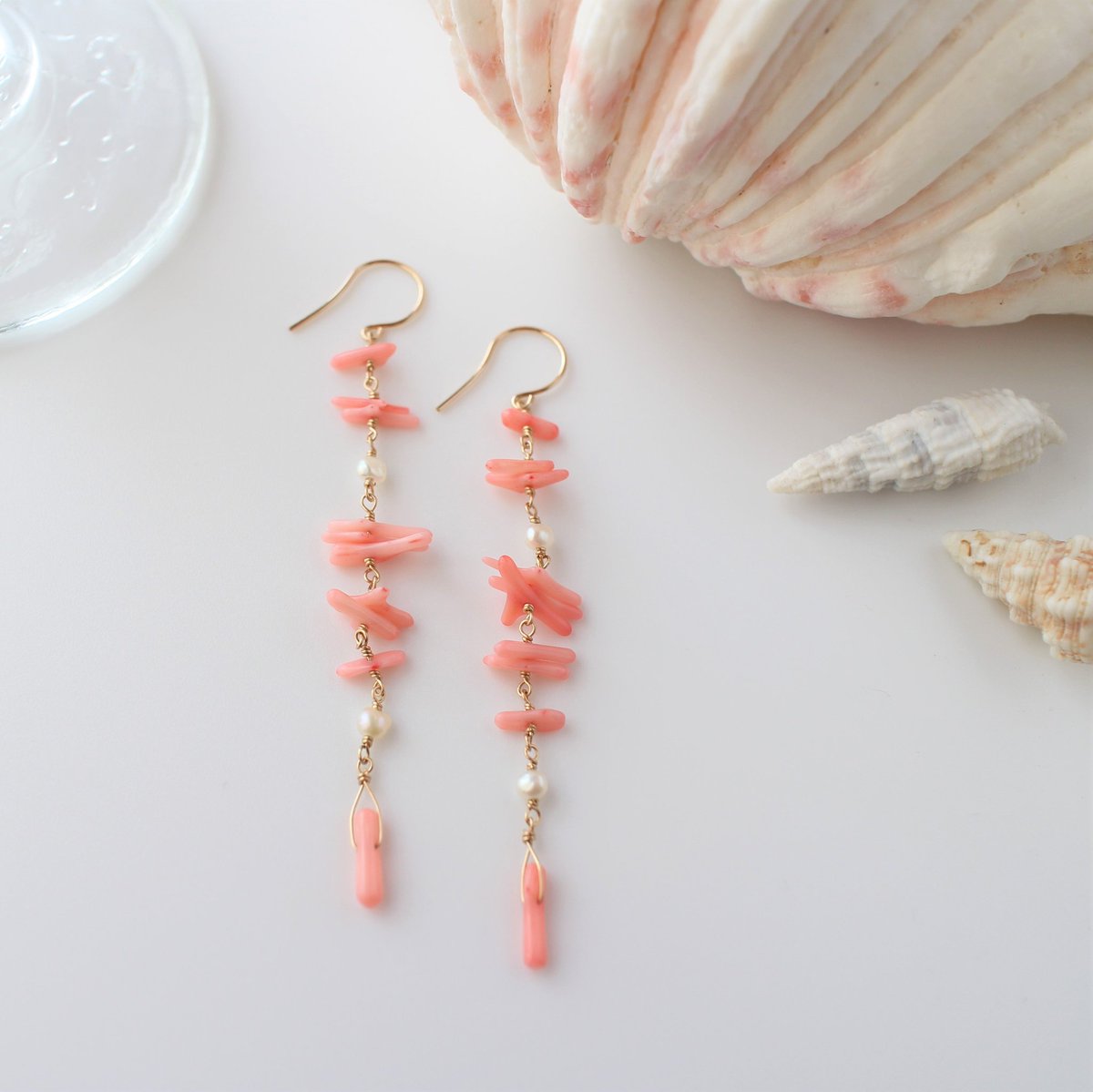 _shellyveil's tweet photo. ［14KGFマーメイドパーティーピアス(pink)］

１つ１つ形の異なる染めサンゴと淡水パールをバランスよく配置し、ゴールドフィルドワイヤーで丁寧につなぎ合わせました。

#shellyveil #シェリーベール
#海を身にまとう https://t.co/Q0qWVdvHH6