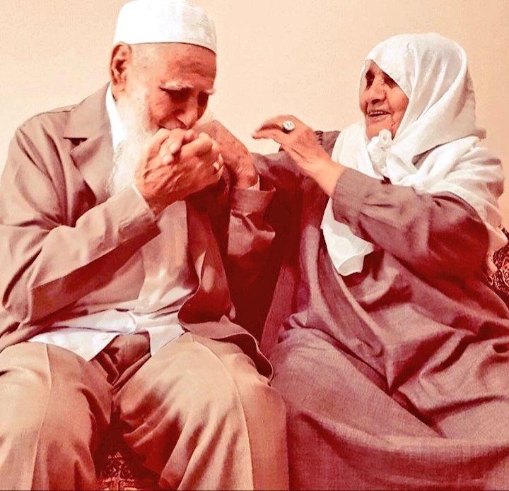 MONAIM_Coffee's tweet photo. '

"يُزهر الإنسان مع الشخص الذي"  🖤
"يسقيه السعادة گل يوم ولـو بالگلمات"
ـــــــــــــــــــــــــــــــــــــــــــــــــــــــــــــــ ♡ https://t.co/K4ipPIwgxP