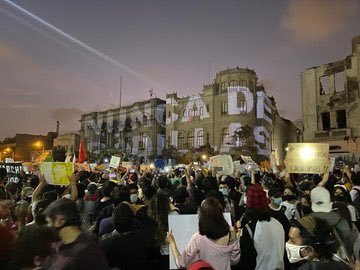 hurgamemoriaPE's tweet photo. A diferencia de los años 90s en que la televisión podía invisibilizar las protestas contra la dictadura fujimontesinista, 20 años después, con las redes sociales, ya no importa que la televisión no lo transmita. 
Esto no lo esconde nadie. #FueraMerino #GolpeDeEstadoEnPeru https://t.co/mbvWFHAVbF