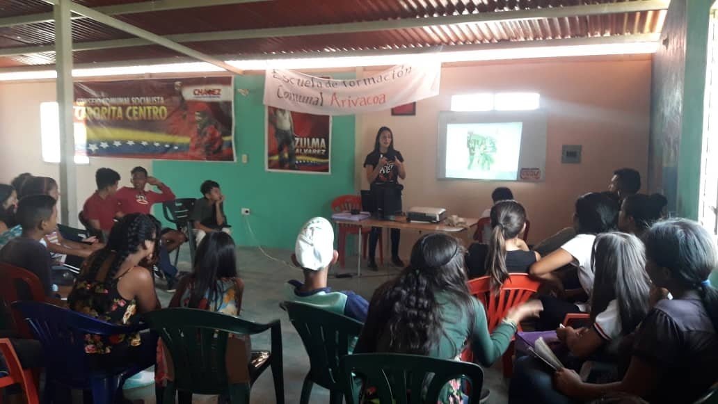 Comunicación comunal: en estos días tiene lugar en la Escuela de Formacion Arivacoa de la Comuna Vencedores de Carorita un curso de formación comunicacional para jóvenes. Participan varios colectivos de la Unión Comunera para reforzar este frente de batalla indispensable