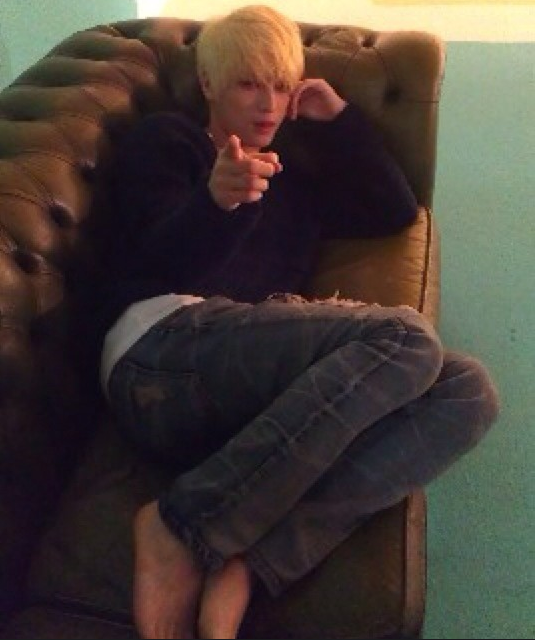 131107 JYJ Naver LINE"Wanna see my foot? Here you go!"
