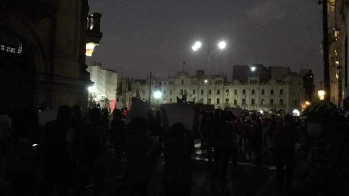MusicaOrgPeru's tweet photo. @latinatvpe porque no volteas tantito tu cámara??? Porque no dicen que han apagado las luces?🤨 https://t.co/ffdmOagkw0
