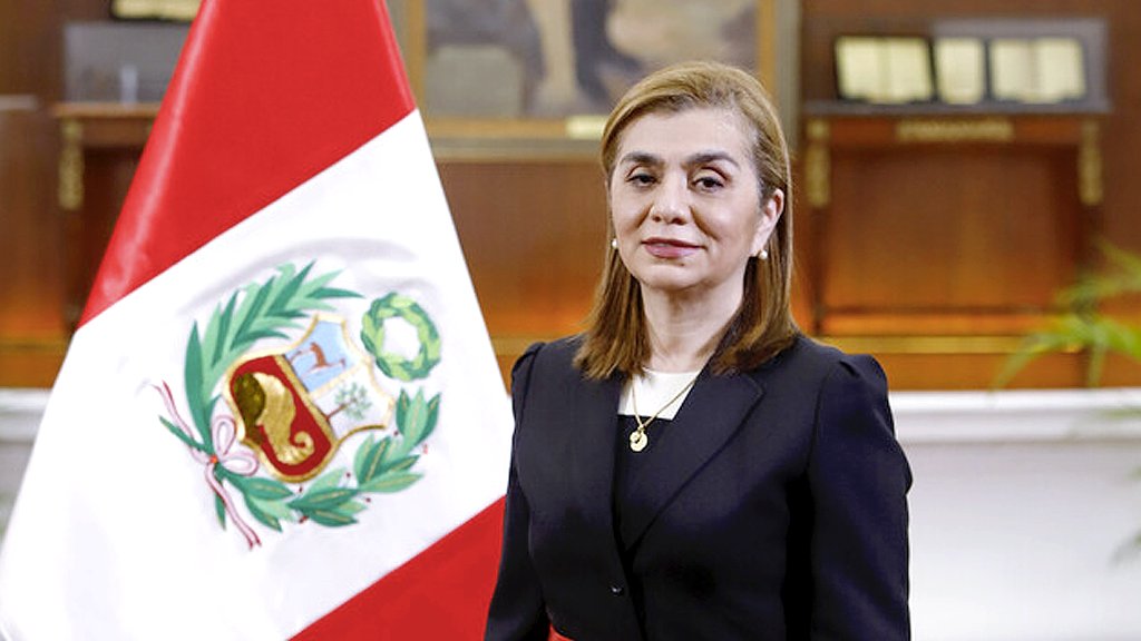 Fcopari's tweet photo. #LoUltimo #Urgente: La Ministra de Comercio Exterior, María Magdalena Seminario Marón, ha renunciado al cargo. Ya han renunciado 6 ministros, el gabinete Araoz se ha derrumbado. https://t.co/s4NhIesf0K