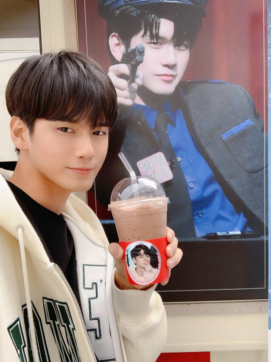 officialtwt_OSW's tweet photo. 마지막까지 힘내서 촬영하겠습니다!
인생은 아름다워 팀 감사합니다🥰

#옹성우 #ONGSEONGWU https://t.co/LlmINPu3Mo