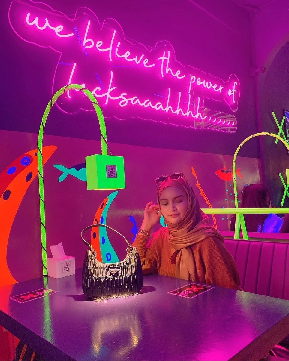 Jomkitamy's tweet photo. [ JomKitaMakan ] - Glow In The Dark Cafe Di Ipoh Yang Sangat Cool!!! 📸 #JomKita
.
Lokasi 📍: Tidofish, Ipoh, Perak https://t.co/kGMiCreJ9T