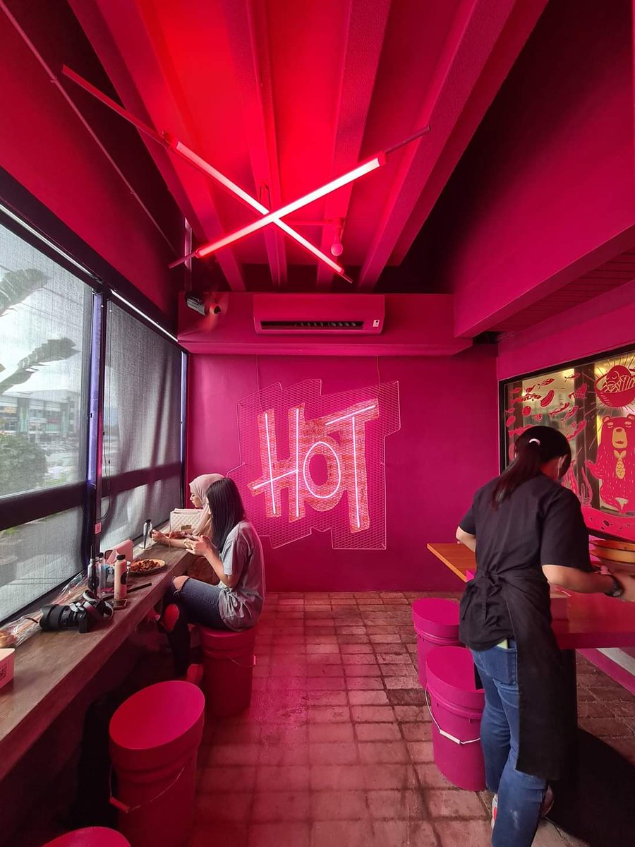 Jomkitamy's tweet photo. [ JomKitaMakan ] - Glow In The Dark Cafe Di Ipoh Yang Sangat Cool!!! 📸 #JomKita
.
Lokasi 📍: Tidofish, Ipoh, Perak https://t.co/kGMiCreJ9T