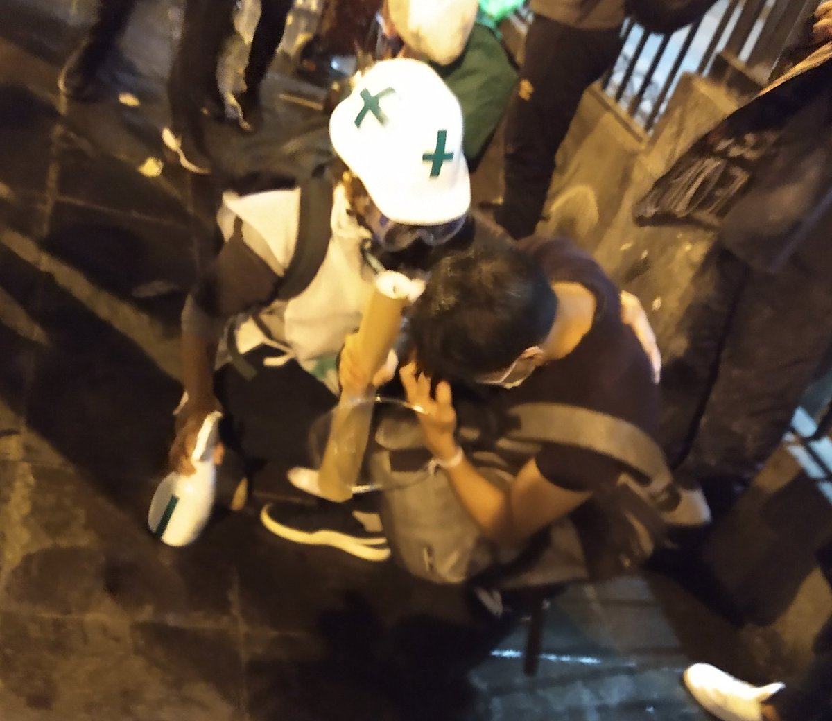 Y por ellos volveré a primera línea, como muchos otros. Porque nos están matando, pero aquí seguimos. Porque nos ponemos a llorar de la impotencia a veces, como pasó con este chico al que consolaba una brigadista, pero ESTAMOS JUNTOS EN ESTO. Y VAMOS A GANAR.