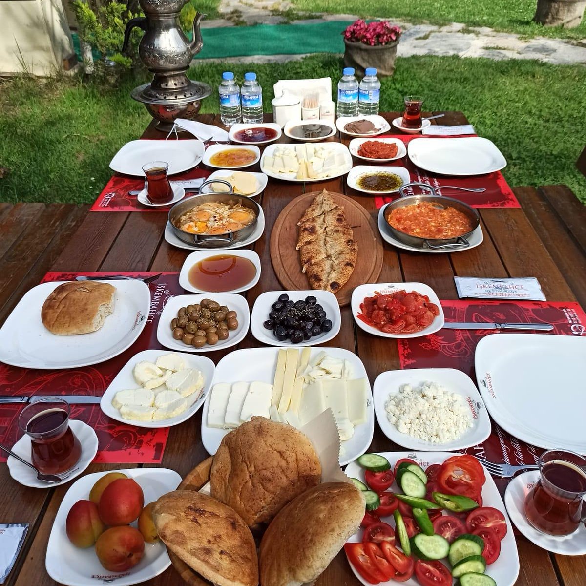 iskembahce's tweet photo. Aile boyu pazar kahvaltı keyfine buyurmaz mısınız? #İşkembahçe #İşkembahçe #HaftaSonu #Weekend #Pazar #KahvaltıKeyfi #SerpmeKahvaltı #Kahvaltı #Ustaİşi #Keşfet #Göktürk #Kemerburgaz #İstanbul #Aile #MutluAileler https://t.co/J8wzydEr0p