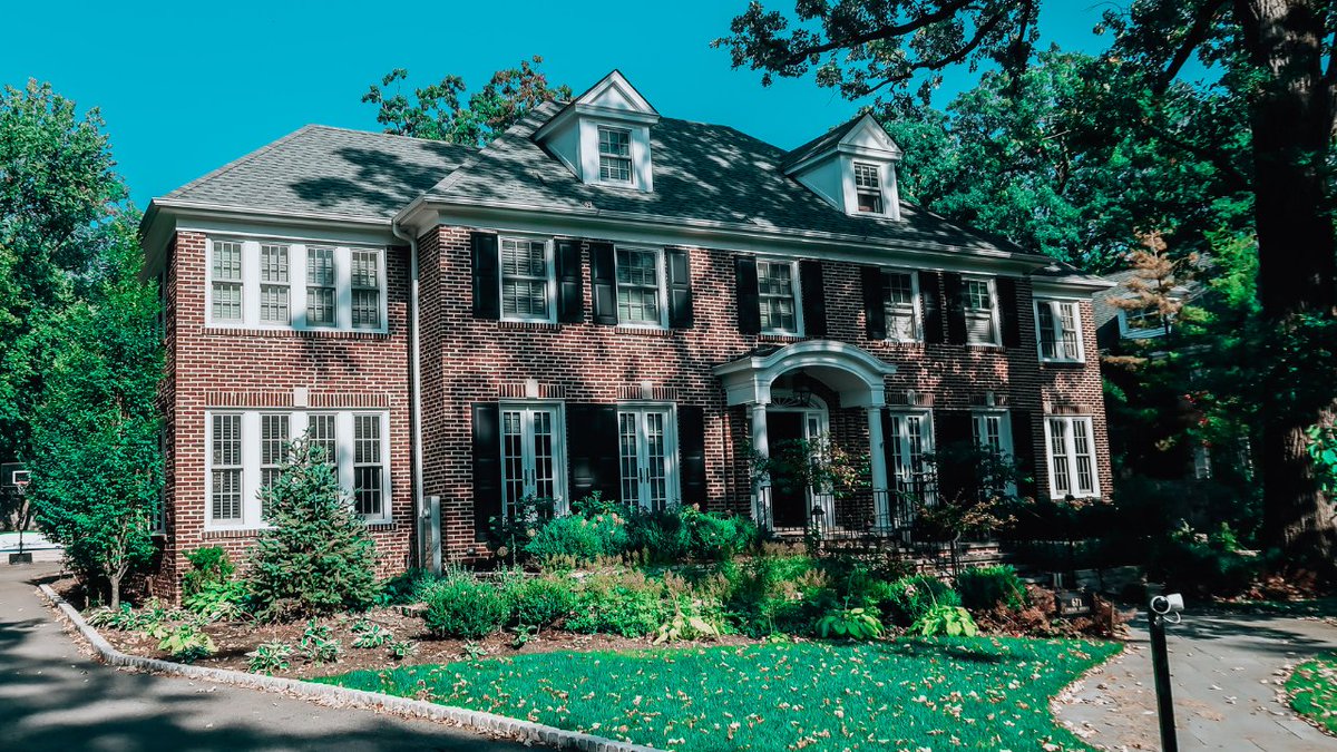 magicgeekdom's tweet photo. We visited the Home Alone house in Chicago. Isn't it just lovely? 😍 We visited other iconic locations from the film too and the full video is now up on our Youtube channel if you'd like to check it out. #HomeAlone https://t.co/HgG0LAvTH9