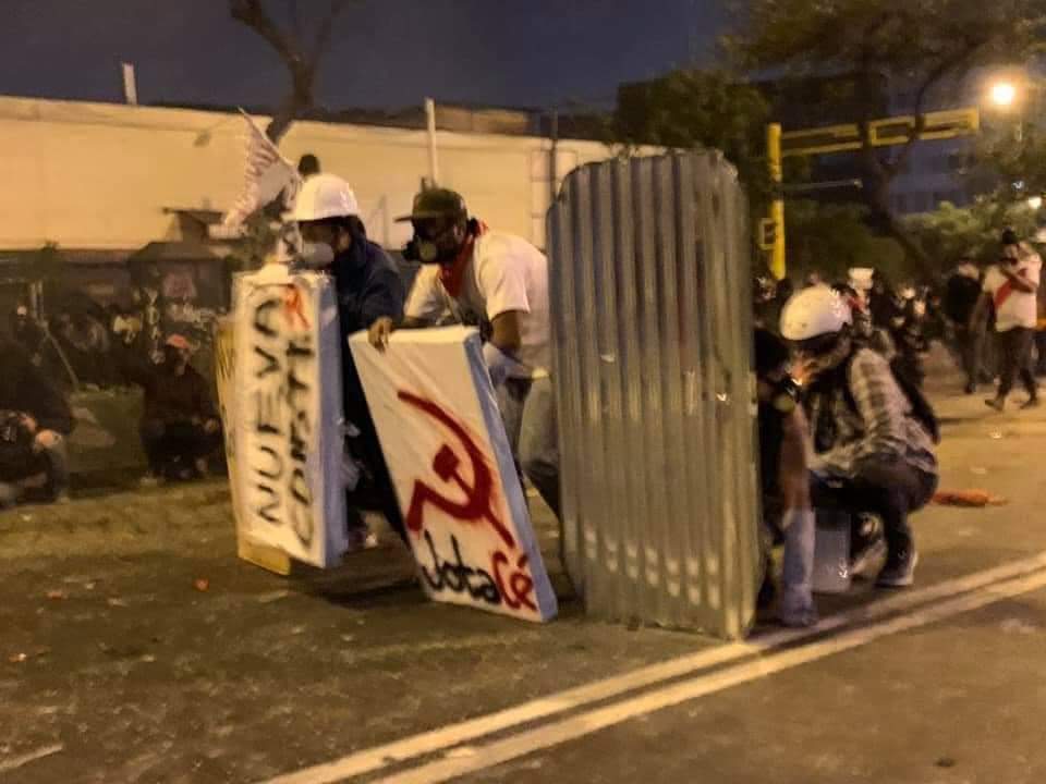 patriaroja's tweet photo. Nuestra valiente Juventud Comunista del Perú - Patria Roja en la primera línea de combate, defendiendo la lucha por la democracia y el símbolo de la unión de la clase trabajadora y los campesinos, emblema de los comunistas del mundo que nada tiene que ver con el terrorismo. https://t.co/11mEJ660WL