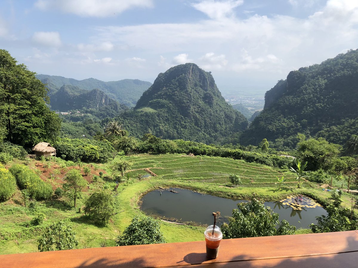 chaneekeeuad's tweet photo. 📍สวนคุณปู่ Life Museum ดอยผาหมี เชียงราย~ ที่นี่คือนิยามของกาแฟหลักสิบ วิวหลักล้านที่แท้ทรู วิวคือเต็มสิบไม่หัก จอดรถไว้ที่ลานด้านบน แล้วเดินลง ทางค่อนข้างชัน ไม่เหมาะกับคนเข่าไม่ดี ร้านมี 2 ชั้น เป็นระเบียงยาว ชมวิวเพลินมาก @aroii #อร่อยไปเเดก #รีวิวคาเฟ่ https://t.co/wyvGjLzwso