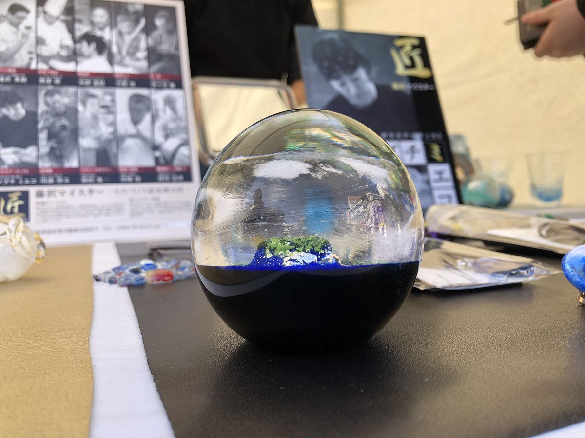 enoshimasanpo's tweet image. 昨日の元気バザール
ガラス工房【Fusion Factory〈野口硝子〉】さんのブースで挑戦した『ガラスカレットつかみどり』！

おたまで1すくい！
どんなものが取れたかはまた後ほど♪

江の島ガラス玉、本当に綺麗だなぁ✨
#FusionFactory