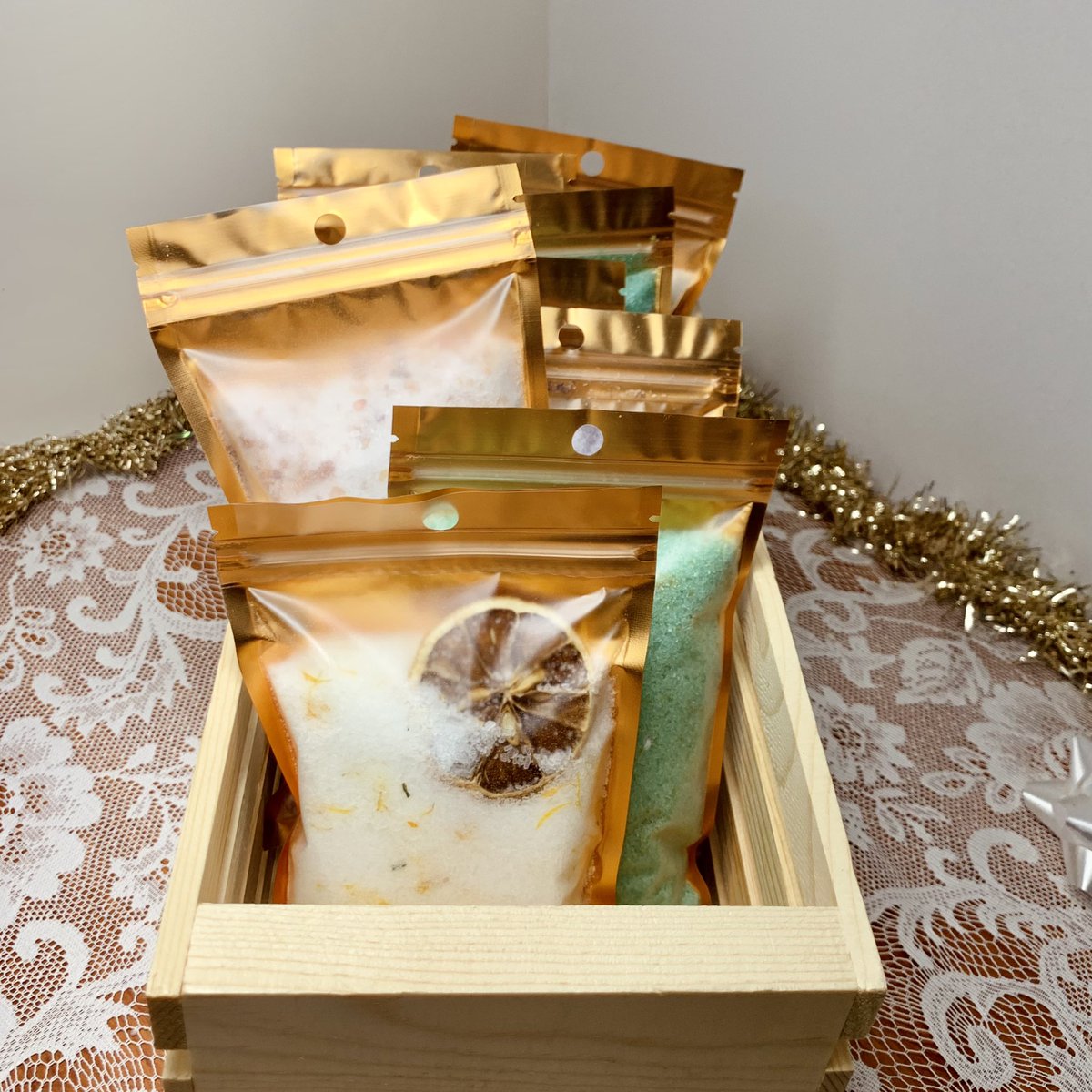 GoldenBlendsCo's tweet photo. @cocojewelryy Hii! I sell handmade soaps, soaking salts, candles &amp; wax melts 🎄 great stocking stuffers for the holidays ✨

https://t.co/bDq0ZXlfnj
https://t.co/fbGFBN3Uij https://t.co/vseLofBHnV
