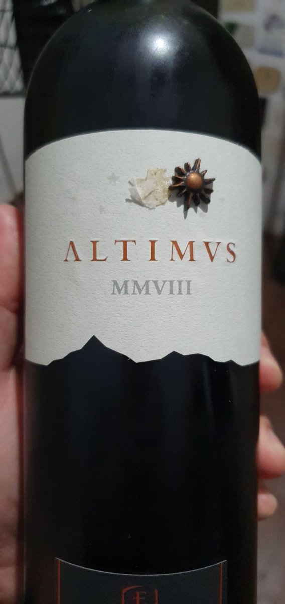 fruitsender's tweet photo. El corcho lo abandonó... Ni idea cuando habrá pasado pero al ver el corcho así empece a mirar en la cava con que vino reemplazar este #Altimus.. Y se me piantaba un lagrimón..
Pero, la vida te da sorpresas.. https://t.co/UpJKntskqX