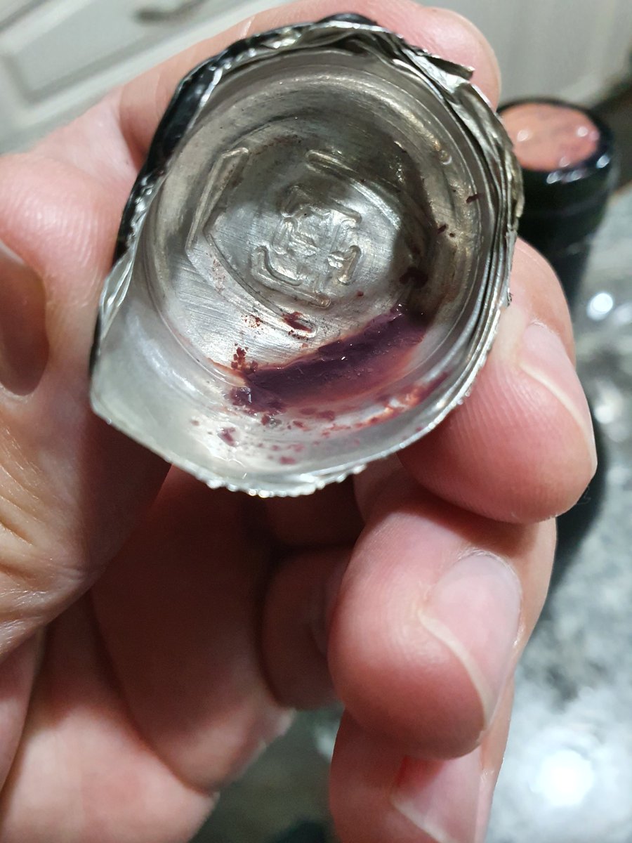 fruitsender's tweet photo. El corcho lo abandonó... Ni idea cuando habrá pasado pero al ver el corcho así empece a mirar en la cava con que vino reemplazar este #Altimus.. Y se me piantaba un lagrimón..
Pero, la vida te da sorpresas.. https://t.co/UpJKntskqX