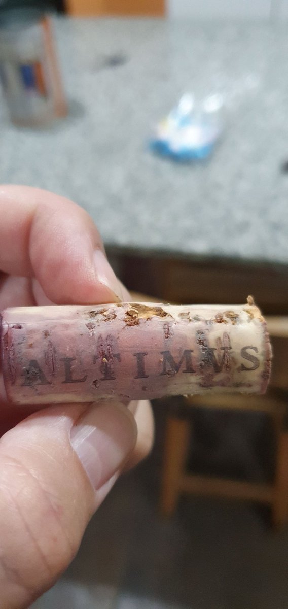 fruitsender's tweet photo. El corcho lo abandonó... Ni idea cuando habrá pasado pero al ver el corcho así empece a mirar en la cava con que vino reemplazar este #Altimus.. Y se me piantaba un lagrimón..
Pero, la vida te da sorpresas.. https://t.co/UpJKntskqX