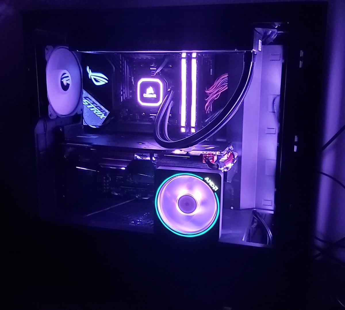 Danny_Flye's tweet image. @bitwitkyle Are you still doing viewer build reviews?
uk.pcpartpicker.com/user/NooneLike…
Here's my build after recent upgrades, bought everything that has 0 price 2 days before the AMD announcement :(
I'm not looking to game at 4K anyway, also the 2nd 32GB RAM kit is for flexing