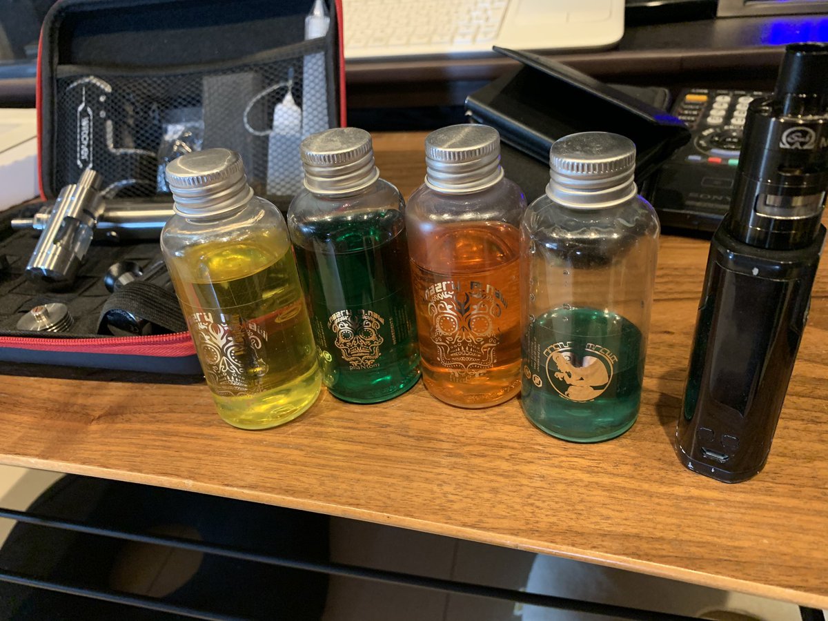 Soma_ymk's tweet photo. マレーシアから直輸入したリキッドたち
明らかに怪しい薬品感があって好きw
#NNMN 
ガーゴイル　アニス白葡萄味
ファイヤフォックス　アニスタンジェリン味
ファントムグリーン　アニスメロン味
ファイヤフォックスイエロー　アニスレモン味
こんなあると吸いきれない。。
#vape https://t.co/2IpdJmK7hl