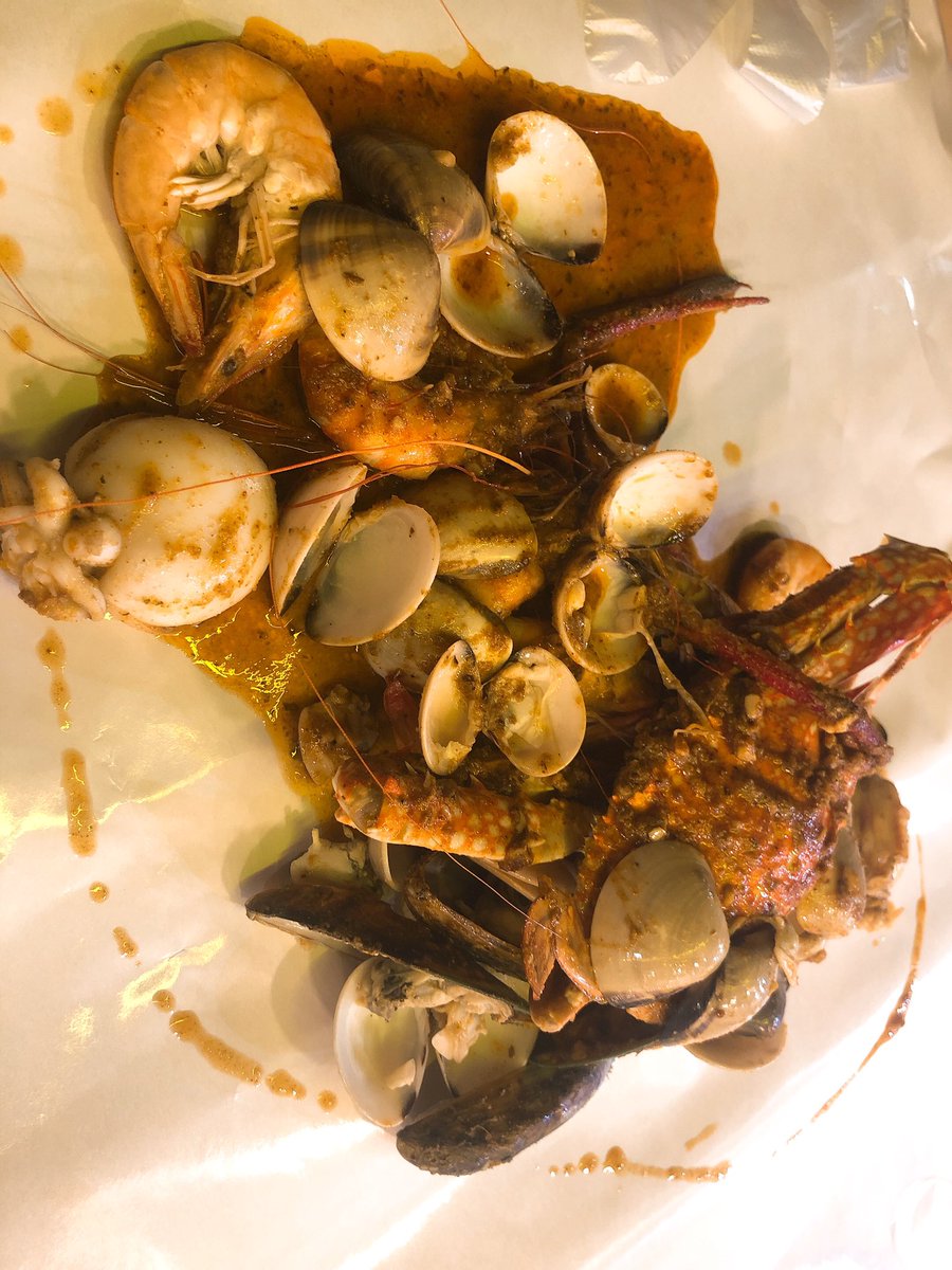 twoajumma's tweet photo. กุ้งถัง ตลาดรถไฟ ร้านเด็ดที่ไม่ควรพลาด จุมม่าไปลองครั้งแรก ติดใจมาก แนะนำให้��ั่งเผ็ดที่สุดเลยค่ะ กินแล้วจี๊ดจ๊าด สะใจ กุ้งมาแบบตัวใหญ่ๆ ปูก็มาเน้นๆ ไปลองกัน ดีงาม จุมม่าคอนเฟริ์ม 🥘 @aroii #สองอาจุมมาาบ้าของกิน https://t.co/OGpDwnSJoJ