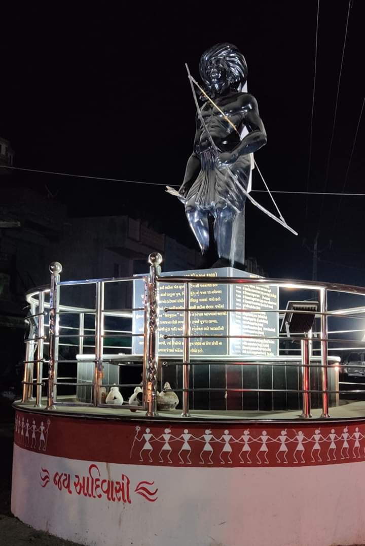 Aadivasi_Rathva's tweet photo. 15th Nov 1875 #TheDayInHistory

Greetings on 125th birth anniversary of Birsa Munda. Born in Ulihatu (JH), also known as Dharti aaba, one of the greatest Tribal freedom fighter who fought against British and Missionaries. 
#धरती_आबा_बि��सा_मुंडा
#BirsaMunda 
#जोहार https://t.co/blTk4T2usD