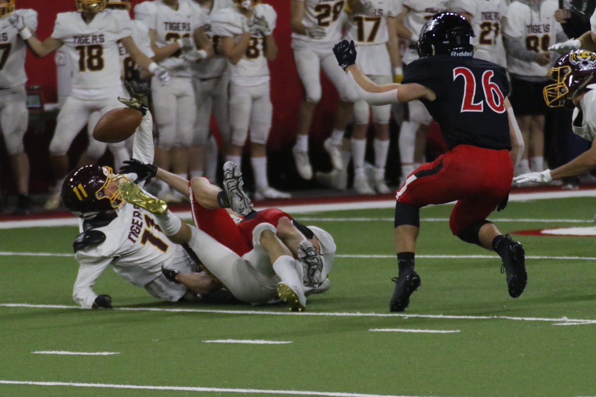 PanicButtonLive's tweet image. Brandon Valley and Harrisburg are tired up at 14 at halftime of the 11AAA championship game #sdpreps