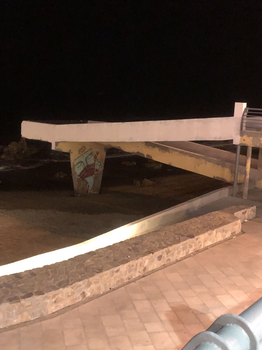 pitasalgado's tweet photo. @municoncon @sumonteoficial @alertaconcon @AlertaVR @biobio @MOPValparaiso 
Esto supuestamente està terminado?
Las plantas están con bolsa, no hay riego, hasta la palmera está seca!
Tanta inversión para un proyecto no terminado? Sospechosa la huea!
@INFORMADORCHILE @Cooperativa https://t.co/NBySdZ0V3U