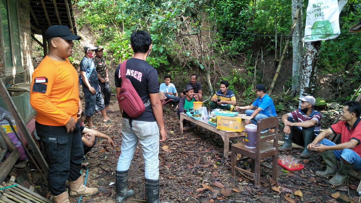 AnsorPacitan's tweet photo. Pacitan, 15 Nopember 2020. Giat penanganan bencana SATKORYON BANSER Pacitan bersama warga NU Ranting Kayen Kecamatan Pacitan.
#pwansorjatim
#spiritbaruansorjatim
#pacitanansorpac https://t.co/CotB0hPrYQ