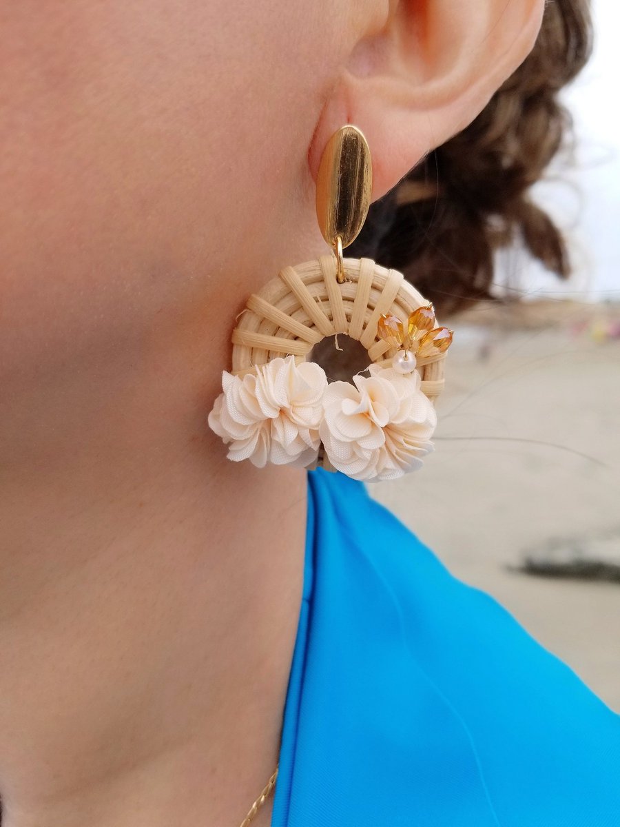 ChicBijoux's tweet photo. Aretes de Paja para tu look playero! 👙🌊🍹

La fibra de la paja se combina con telas y flores. Un toque único y delicado que resaltará tu look veraniego.

#beachwear #beachlife #aretesdepaja #handmadejewelry #exclusivedesing #earrings #loveChicBijoux https://t.co/p9oIRCSVX7