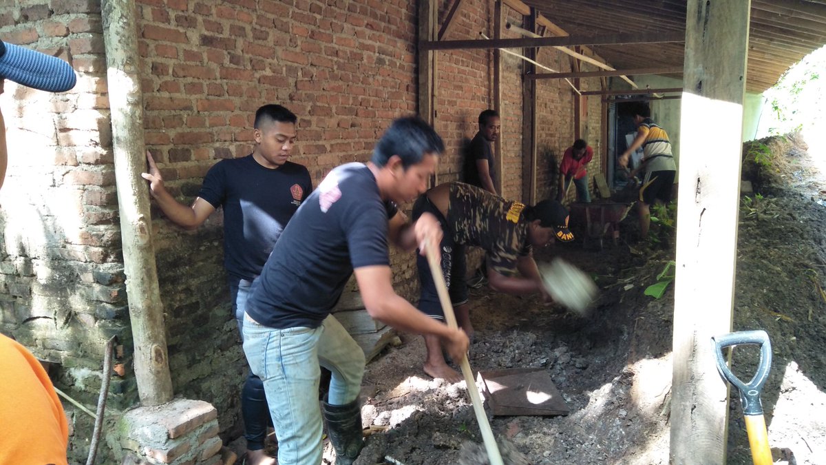 AnsorPacitan's tweet photo. Pacitan, 15 Nopember 2020. Giat penanganan bencana SATKORYON BANSER Pacitan bersama warga NU Ranting Kayen Kecamatan Pacitan.
#pwansorjatim
#spiritbaruansorjatim
#pacitanansorpac https://t.co/CotB0hPrYQ