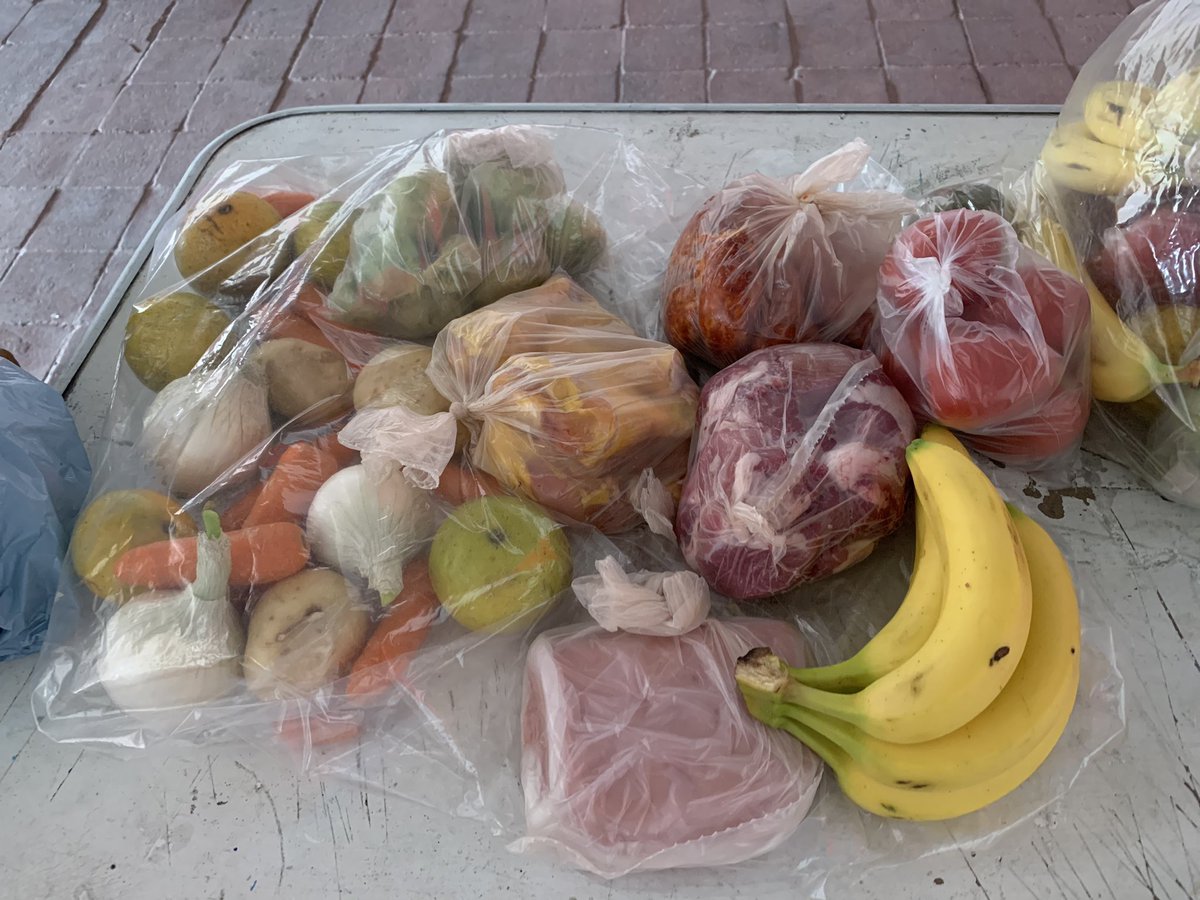 MTtexcoco's tweet photo. 12 Nov. Se llevó a cabo la tercera entrega de canastas básicas de carne, pollo, verdura, fruta y tortillas recién hechas a bajo costo. 🥩🍅 En apoyo a la economía de las familias texcocanas y a nuestros productores locales.
@AlejandraDMV @davidsanchezi @MT_EdoMexico @texcoco_pri https://t.co/eupF61Zg7w