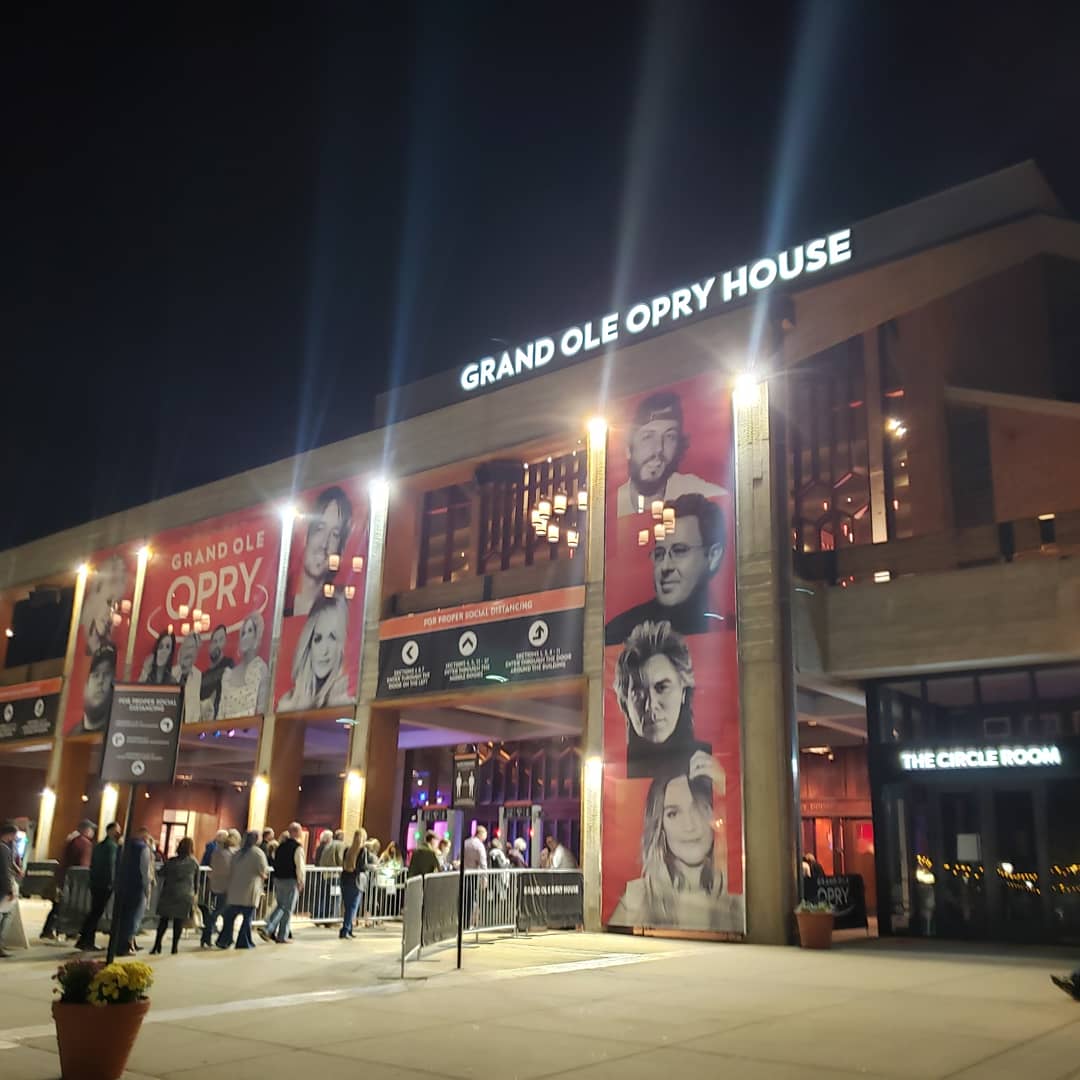 ajanehendri's tweet photo. Grand Ole Opry looks a little different but its great to be at a concert! #opry @jonpardi @charlieworsham https://t.co/v098WklLpu