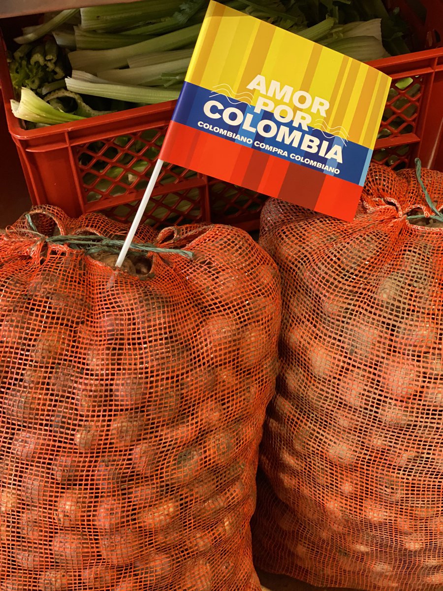MadamePapita's tweet photo. #MadamePapita le cumplió hoy a los cultivadores de papa! No importo el aguacero, ellos llegaron muy cumplidos y yo detrás x 2 bultos de #PapaChallenge #soybuenapapa La cultivadora misma se llevó su plata y yo con algo de ayuda, me lleve mis bultos. Sin excusa #comprecolombiano https://t.co/EO0LzeKmjp