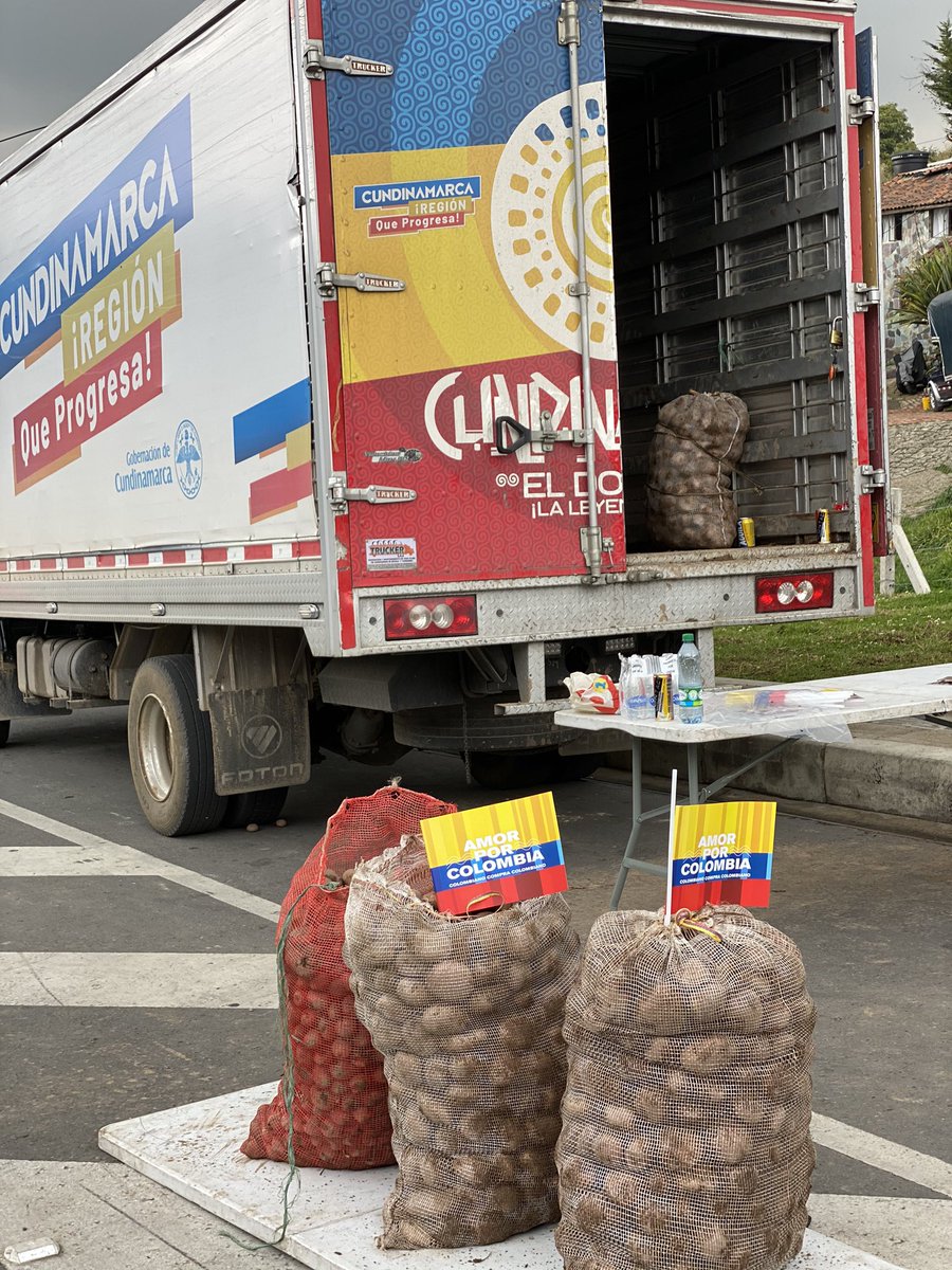 MadamePapita's tweet photo. #MadamePapita le cumplió hoy a los cultivadores de papa! No importo el aguacero, ellos llegaron muy cumplidos y yo detrás x 2 bultos de #PapaChallenge #soybuenapapa La cultivadora misma se llevó su plata y yo con algo de ayuda, me lleve mis bultos. Sin excusa #comprecolombiano https://t.co/EO0LzeKmjp