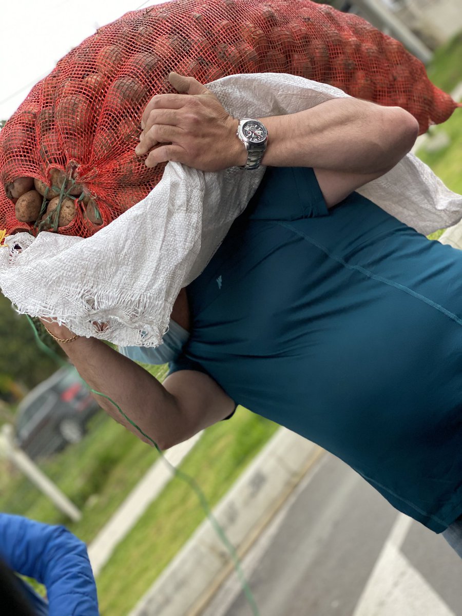MadamePapita's tweet photo. #MadamePapita le cumplió hoy a los cultivadores de papa! No importo el aguacero, ellos llegaron muy cumplidos y yo detrás x 2 bultos de #PapaChallenge #soybuenapapa La cultivadora misma se llevó su plata y yo con algo de ayuda, me lleve mis bultos. Sin excusa #comprecolombiano https://t.co/EO0LzeKmjp
