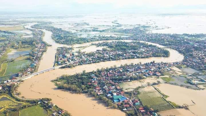 luxuryhoshi's tweet photo. please help pampanga!! they're experiencing flood now and the water level keeps rising. people are in need of immediate help and rescue so pls help our fellow kababayans by rting and spreading awareness!! hotlines are in the replies

#PampangaNeedsHelp 
#PampangaNeedsHelpNOW https://t.co/mFGUF82Q0g