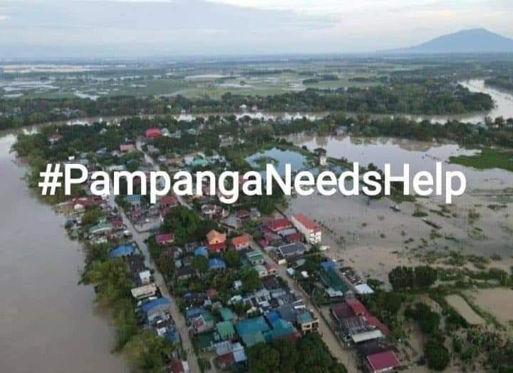 luxuryhoshi's tweet photo. please help pampanga!! they're experiencing flood now and the water level keeps rising. people are in need of immediate help and rescue so pls help our fellow kababayans by rting and spreading awareness!! hotlines are in the replies

#PampangaNeedsHelp 
#PampangaNeedsHelpNOW https://t.co/mFGUF82Q0g