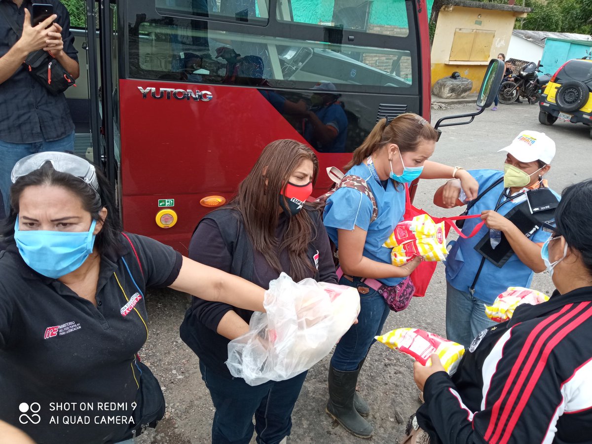 KarelysMrt's tweet photo. Llegando del Eje Llanero. Es difícil no conmoverse con mis hermanos de Zorca y de Rubio. Donde le dan gracias a Dios por conservar la vida! Ven y apoya a todos los Centros de Acopio hay mucho por hacer. Gracias al Protector @FreddyBernal por tanto Amor al Táchira. https://t.co/Gj10ZrmSkh