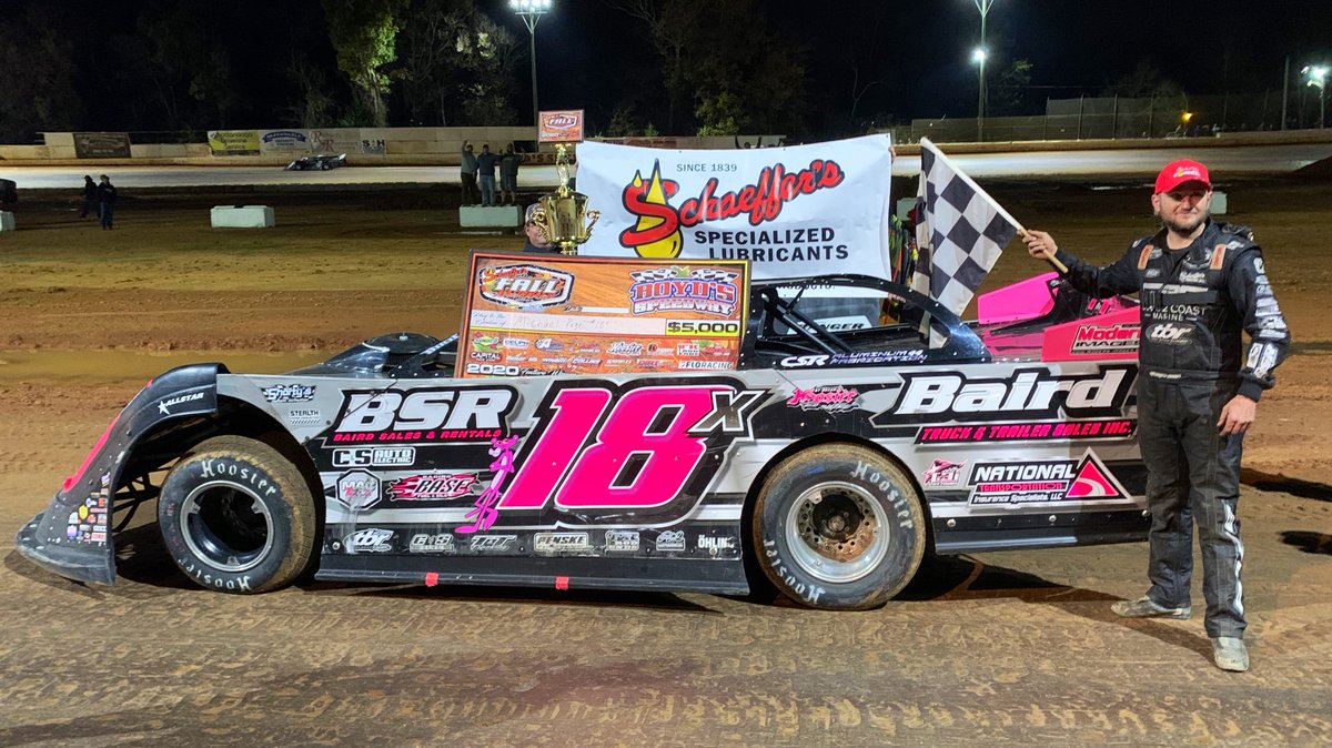 ColePerkins12's tweet photo. The Troy Baird owned Stinger Race Car of Michael Page in Victory Lane after winning $5,000 in tonight’s @SchaefferOil #FallNationals Series #Gobbler https://t.co/ipIy5jYi5M