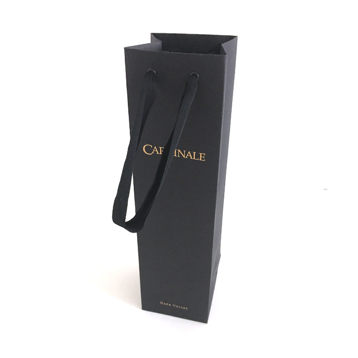 sinoboxes's tweet image. Black luxury gold foiled logo single red wine bottle bag with cotton twill handle is waiting for you! sinoboxes.com/black-luxury-g… #luxurypaperbags #custompaperbags