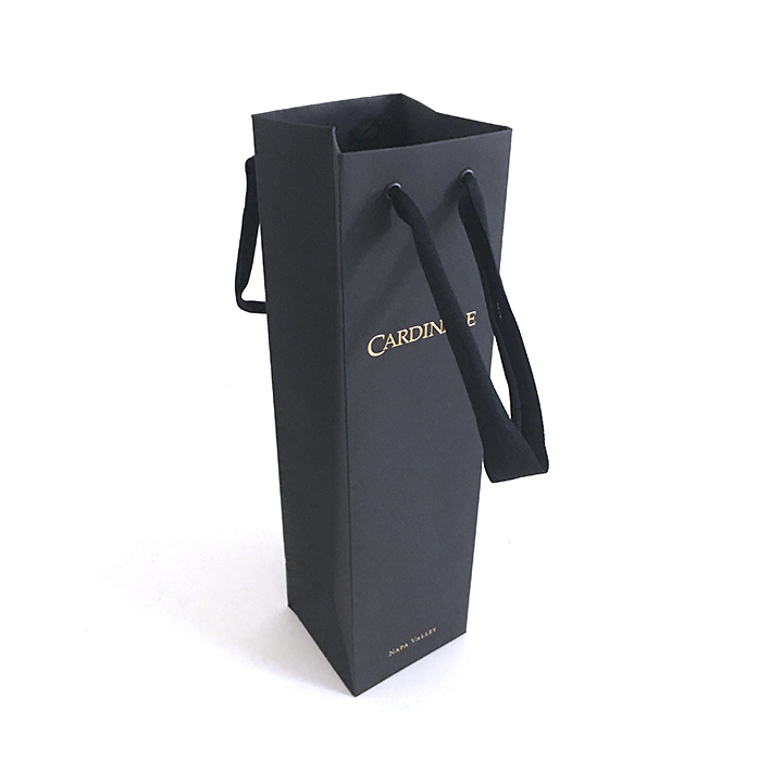 sinoboxes's tweet image. Black luxury gold foiled logo single red wine bottle bag with cotton twill handle is waiting for you! sinoboxes.com/black-luxury-g… #luxurypaperbags #custompaperbags