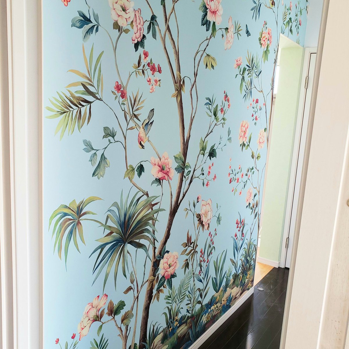 まりねま お友達に譲ってもらった シノワズリのパネル壁紙 貼りました 絵柄のせいか奥行きがあって広く見える 想像してたよりかわいい 以前紹介した豹の壁紙はまだ日本にないのでまた来年になる予定
