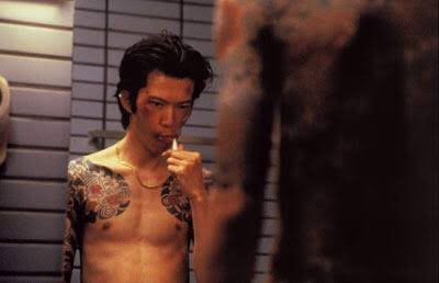 365_cinema's tweet photo. 221.『BLUES HARP』
ヤクザとミュージシャンの血まみれボーイズラブ。これが本当のLOVE or DEAD。三池印の暴力描写はそのままに、静謐なセンチメンタリズムに満ちた青春映画。バイオレントな男たちを美しく捉えるのは監督の十八番だが、特に今作の池内博之と田辺誠一は息を呑むほどに艶っぽい
#365映画 https://t.co/1ltRBYG6Yh