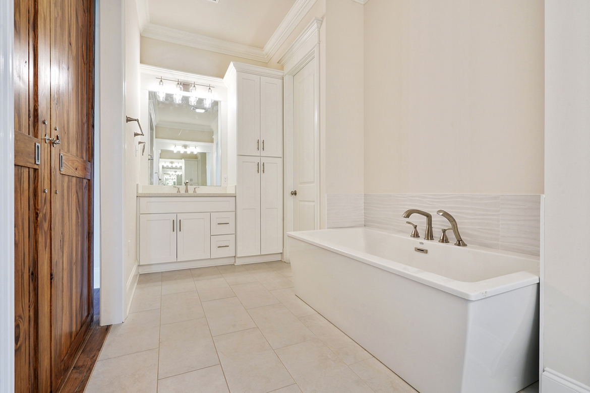 thekellywgroup's tweet image. The Master Bath at 717 Grey Heron Lane Includes a Stand-Alone Tub &amp;amp; Separate Master Shower With Custom Tile! 
#TakeATour of This #NewHomeForSale - #2020FallTour
Bedico Creek Preserve ow.ly/FC7s50Cf146