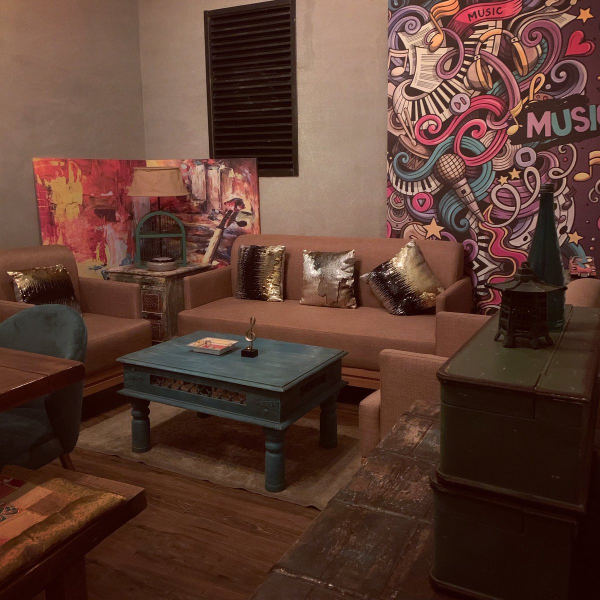 Riyadh_Caffe's tweet photo. بيكولو كافيه - Picoolo Cafe 
المنيو عندهم ججداً متنوع وكل انواع القهوة اللي تخطر في بالكم موجوده🤤♥️
أسعارهم متوسطه.
يتوفر عندهم جلسات خارجية.
يفتح من الساعة 7 الصباح، وكثير مدح على إفطارهم.
المميز فيهم ان عندهم غرفة VIP 😍 مرفق لكم فيديو للغرفة👌🏻
#كافيهات_الرياض https://t.co/hpLkE0iXG3