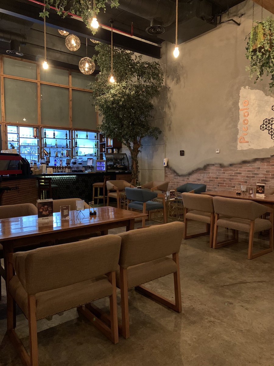 Riyadh_Caffe's tweet photo. بيكولو كافيه - Picoolo Cafe 
المنيو عندهم ججداً متنوع وكل انواع القهوة اللي تخطر في بالكم موجوده🤤♥️
أسعارهم متوسطه.
يتوفر عندهم جلسات خارجية.
يفتح من الساعة 7 الصباح، وكثير مدح على إفطارهم.
المميز فيهم ان عندهم غرفة VIP 😍 مرفق لكم فيديو للغرفة👌🏻
#كافيهات_الرياض https://t.co/hpLkE0iXG3