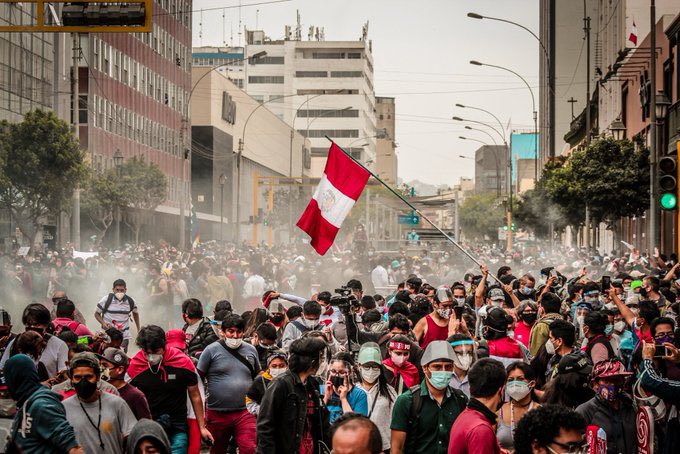 smileyyytae's tweet photo. si no son de Perú PORFAVOR ayuden difundiendo informacion, la prensa es una basura y hoy somos nuestra propia prensa.
 Fuerza compatriotas, gracias por salir a protestar y alzar la voz por nuestro pais. #MerinoDictador #MerinoJamasSeraMiPresidente  #PeruDesperto #PeruLivesMatter https://t.co/qRFayuUFl1