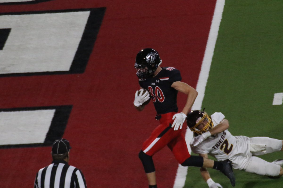 PanicButtonLive's tweet image. Brandon Valley leads Harrisburg 20-14 after 3 in the 11AAA championship game #sdpreps