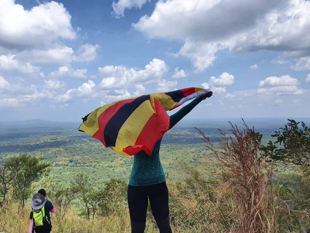 HelenaQbd's tweet photo. Climb a mountain and reach the peak ✅off my bucket list! #MountainSlayer (side note) on one of the stops on the way to the top, I got up w/a big bright yellow caterpillar on my thigh😖 my family, friends &amp; in-laws can correctly predict what happened next 😩 https://t.co/V9fkneLIVn