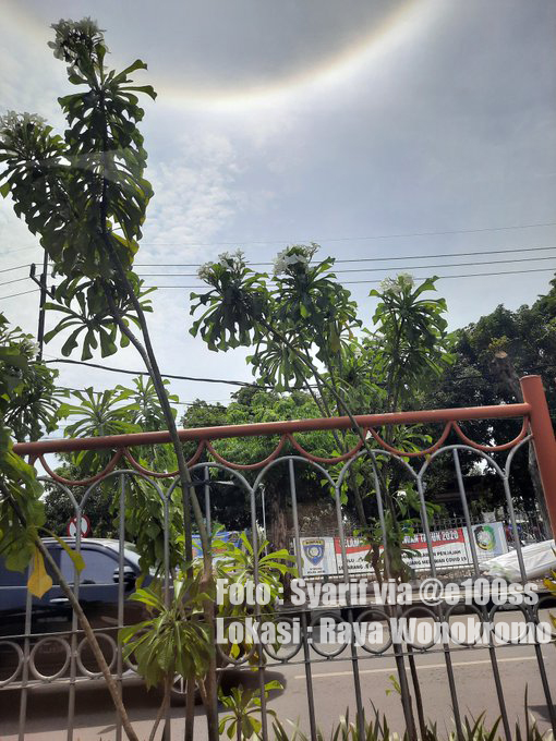 e100ss's tweet photo. #SSInfo Fenomena Halo terlihat di beberapa wilayah Surabaya, Sidoarjo, dan Gresik, Minggu (15/11) pagi. Fenomena Halo adalah fenomena optis berupa lingkaran cahaya di sekitar matahari dan atau bulan. (odp-pr) https://t.co/sUvBbS1gwy